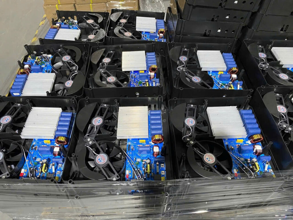 Cận cảnh các loại bo mạch điều khiển và mâm từ công suất lớn, các chip xử lý hiện đại dành cho bếp từ công nghiệp.
