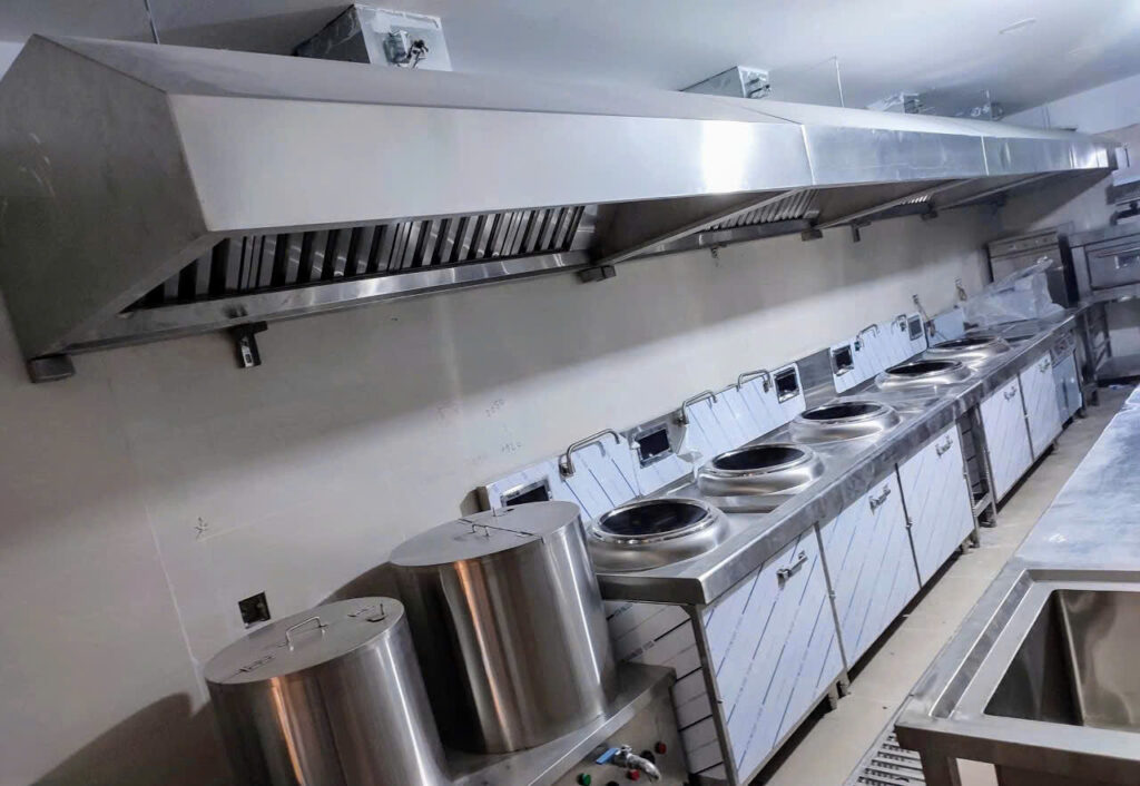 Thiết bị bếp từ công nghiệp được kiểm tra lần cuối trước khi di chuyển vào vị trí, đảm bảo chất lượng thi công lắp đặt.