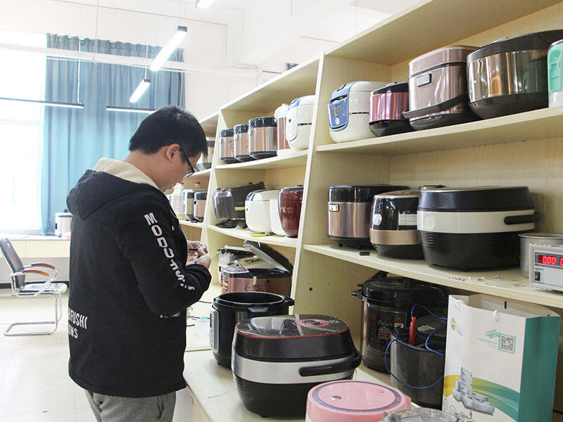 Hình ảnh cơ sở vật chất tiên tiến hỗ trợ trưng bày và bảo dưỡng bếp từ nhà hàng.