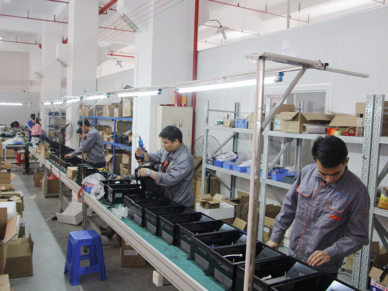 Các chuyên gia SBN hướng dẫn trực tiếp, thực hành trên thiết bị thực tế tại khu vực đào tạo, nhằm nâng cao tay nghề kỹ thuật viên bếp từ.