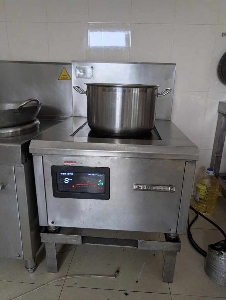 Khách hàng hài lòng với dịch vụ sửa chữa bếp từ công nghiệp của SBN.