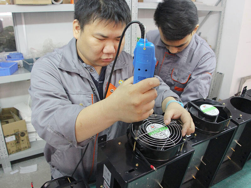 Cảnh các kỹ thuật viên SBN đang tập trung vào buổi huấn luyện, trao đổi kinh nghiệm sửa chữa các thiết bị bếp công nghiệp dưới sự hướng dẫn của chuyên gia.