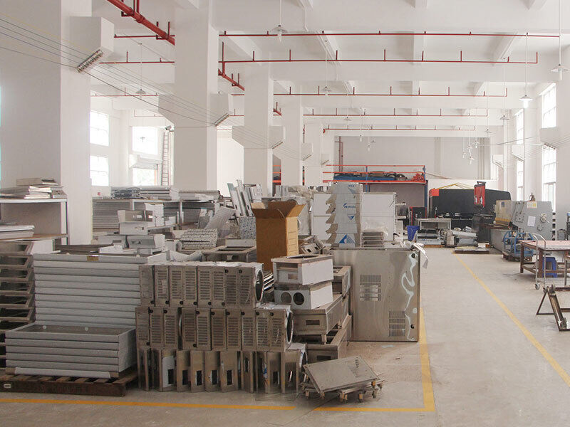 Hình ảnh khách hàng đang tham quan và trải nghiệm thực tế bếp từ công suất lớn tại showroom.