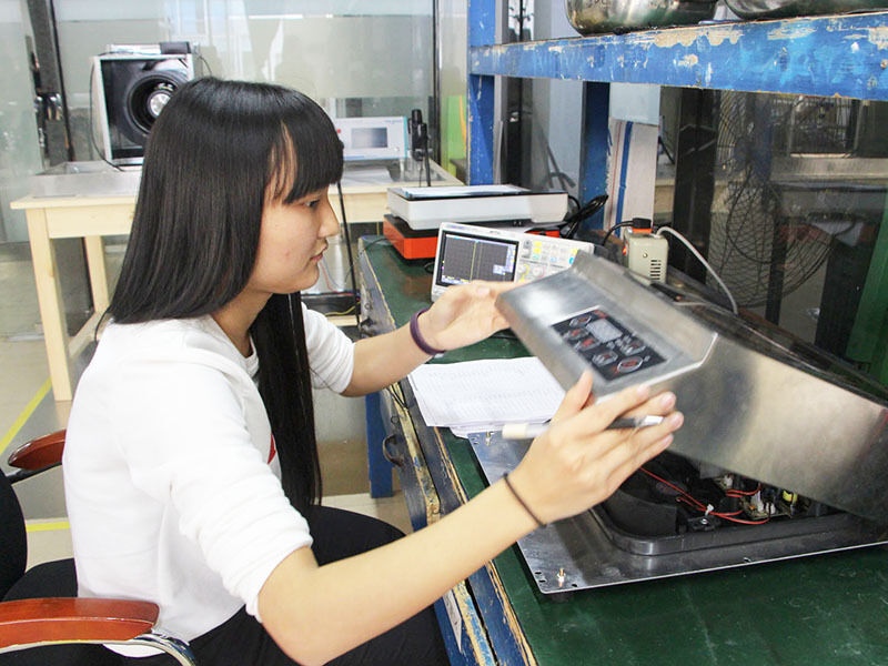 Các kỹ thuật viên của SBN đang tỉ mỉ lắp ráp một chiếc bếp từ công nghiệp mới, chuẩn bị cho quá trình kiểm tra cuối cùng tại workshop.