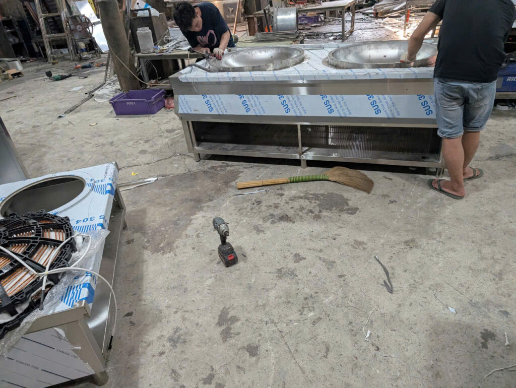 Đại diện khách hàng và kỹ sư SBN nghiệm thu toàn bộ hệ thống bếp từ công nghiệp sau khi vận hành thử thành công.