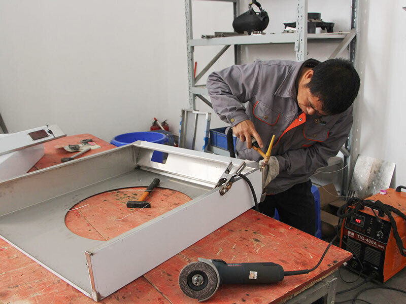 Hình ảnh minh họa sự chuyên nghiệp trong từng công đoạn làm việc tại workshop SBN, khẳng định chất lượng từ nội bộ.