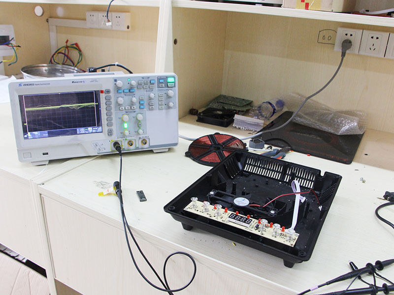 Các kỹ thuật viên đang thực hiện công đoạn lắp ráp từng thiết bị bếp từ công nghiệp mới, đảm bảo sự tỉ mỉ trong từng chi tiết sản phẩm.