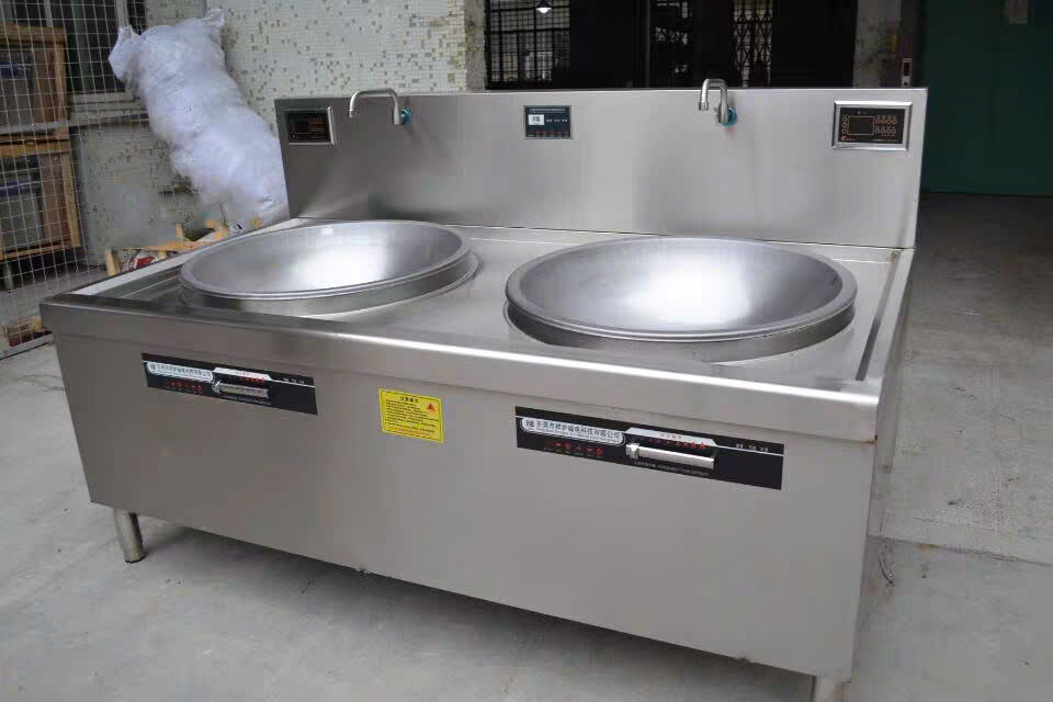 Kỹ sư đang trao đổi bản vẽ thiết kế, tư vấn giải pháp bếp từ công nghiệp cho khách hàng tại công trường.
